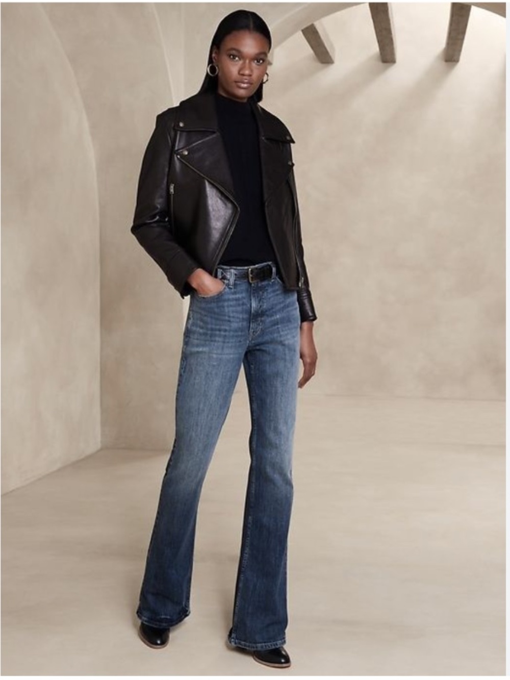 Banana Republic The Relaxed Flare Jean in Medium Wash  size 28